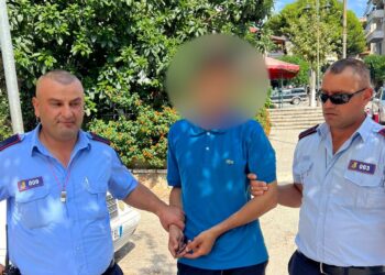I rrëmbeu çantën me lekë një kambisti dhe iku me vrap, kapet menjëherë nga policia