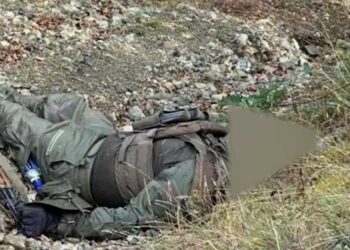 Me kamuflazh dhe kallashnikov, publikohet fotoja e agresorit të vrarë në Kosovë