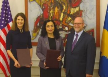 SHBA, mbi 34 milionë dollarë Kosovës për projekte zhvillimi. Ambasadori amerikan: Fondi mbështet synimet strategjike amerikane për…!