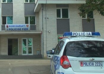 Goditi me shpullë nënën e nxënësit që u ankua për dhunimin e djalit, merret në hetim mësuesja në Fier