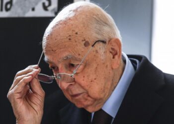 “Italia ju mbështet në rrugën drejt BE-së”, porosia e Giorgio Napolitanos gjatë 2 vizitave në Shqipëri: Luftoni krimin e organizuar