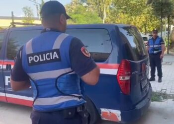 Blindohet gjykata e Vlorës, mbërrijnë të arrestuarit e “Tempullit”