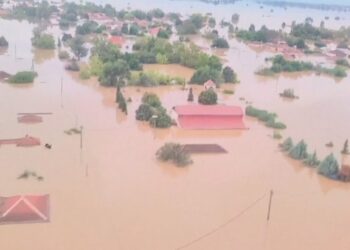 Përmbytjet katastrofike në Greqi, qindra të bllokuar