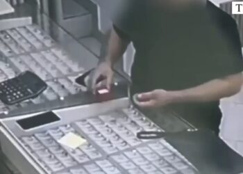 I vodhi florinjtë, 33-vjeçarja denoncon 31-vjeçarin. Arrestohet dhe i gjendet drogë gjatë kontrollit