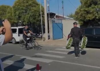77-vjetori i kryengritjes së Postribës me incidente, qytetari hedh në tokë kurorat