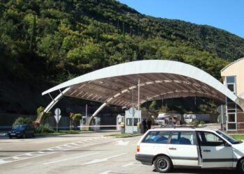300 kg kanabis fshehur në kamionin ngarkuar me dërrasa, babë e bir kapen në doganën malazeze