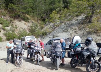 Humbën rrugën në pyll në malet e Skraparit, gjenden pas 12 orësh kërkimesh 6 turistët e huaj