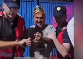 VIDEO/ ‘Ujku i Cërrikut’, një nga të arrestuarit e megaoperacionit ‘Tempulli’: Ja momenti kur ulëret teksa shoqërohet nga policia