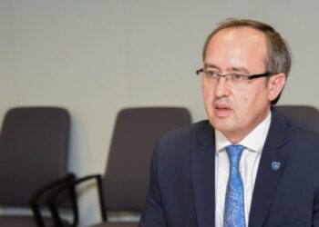 Akuzat për Lajçak si i lidhur me Serbinë, opozita: Kurti po i bën dëmin më të madh Kosovës