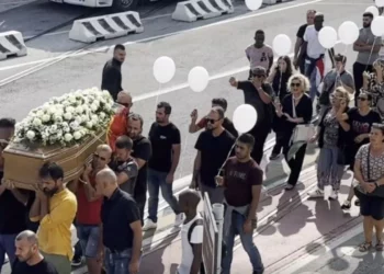 VIDEO/ Udhëtimi i fundit i Klajdi Bitrit nga Ankona në Shqipëri, duartrokitje dhe thirrje për drejtësi