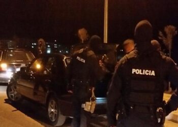 Aksioni/ ‘Blindohet’ Vlora: Policia e Forcat Speciale rrethojnë qytetin dhe ‘krehin’ gjithë zonën