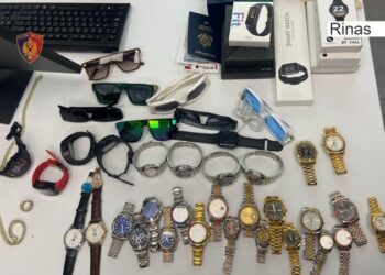 Pranga 23-vjeçarit në Rinas, tentoi të fuste kontrabandë në Shqipëri veshje dhe aksesorë me vlerë mbi 150 000 euro