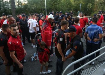 Ndeshja me Poloninë/ Tifozët kuqezi mbushin rrugët e Tiranës, kontrolle të rrepta nga policia