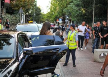 Nis pa probleme dita e parë e shkollës në Tiranë, Policia Bashkiake dhe ajo e Shtetit ndihmon nxënësit