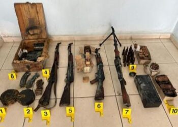 FOTO/ Sekuestrohen mitraloz, automatik, pistoleta e fishekë, 5 të arrestuar në Pogradec