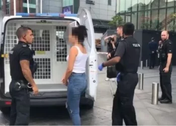 EMRI/ Rasti i parë, një vajzë shqiptare “wanted” prangoset në Londër