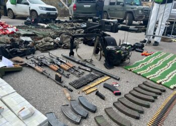 VIDEO/ Policia e Kosovës ekspozon armatimin e rëndë të sekuestruar në Zveçan