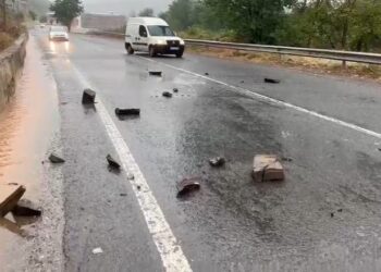 Gurë dhe ujë në rrugën e Arbrit, vështirësohet qarkullimi i mjeteve