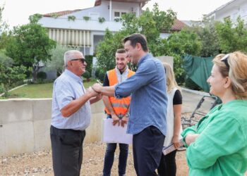 Rehabilitohet blloku i banimit “Nikollë Mekjashi” në Njësinë 1, Veliaj: “Fokusi te rrugët që lidhin periferinë me qendrën e Tiranës”