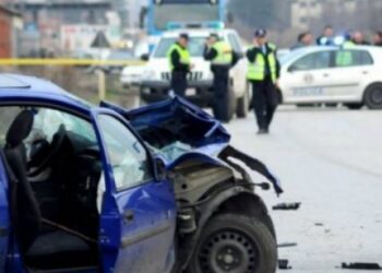 Aksidenti i rëndë/ ‘Land Rover’-i përplaset me makinën e policisë në Fier, plagosen tre efektivë