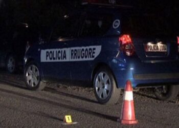 Aksident i rëndë/ Përplasen dy makina në aksin Elbasan-Tiranë, humb jetën 58-vjeçarja, plagosen 3 të tjerë. Pranga njërit prej shoferëve të dehur