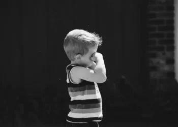 Asnjë mjek nuk i dha zgjidhje për dhimbjet kronike, historia e rrallë e vogëlushit: ChatGPT gjeti diagnozën