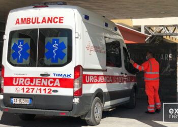 Emrat/ Ngjarja e rëndë: Aksident në Kamëz, makina ku ndodheshin 3 fëmijët e mitur përplaset me një tjetër mjet