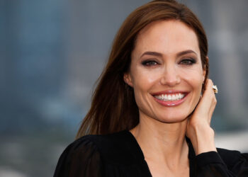 Angelina Jolie shkruan shqip dhe përmend Shqipërinë e Kosovën