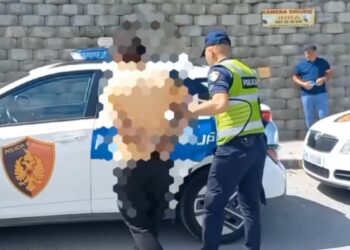 VIDEO/ Shoferi i kamionit hodhi inertet në rrugë, Rama: Policia s’do falë askënd as për shishen më të vogël