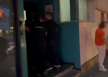 VIDEO/ Prangosja e 233 personave, dalin pamjet nga mega-operacioni “Tempulli”! Ja arsenali i armëve dhe droga e sekuestruar