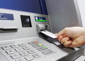 ‘Çmendet’ bankomati në Pogradec, u jep qytetarëve 60 mijë lekë më shumë se rrogat