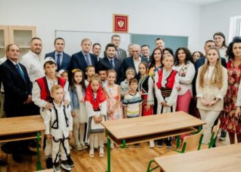 FOTOT/ Kryeministri Abazoviç hap shkollën e vetme shqip në Rozhajë