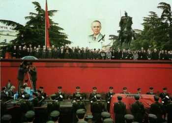 Si e “prishi zinë” kënga për Enverin?!