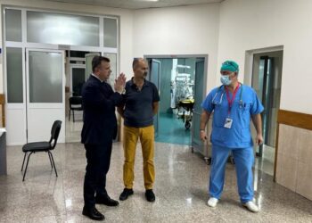 “Gjendja e efektivit, e pëmirësuar”/ U plagos me armë zjarri nga një i dyshuar, ministri Balla viziton në spital policin pas operacionit