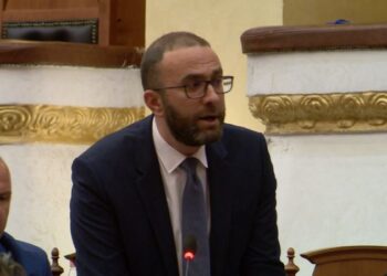Rrogat e gjykatësve të Kushtetueses/ “A të bleu Rama me rritjen e pagës?”, Bardhi reagon ndaj Gogut: Është pazar, po gënjen publikisht…!