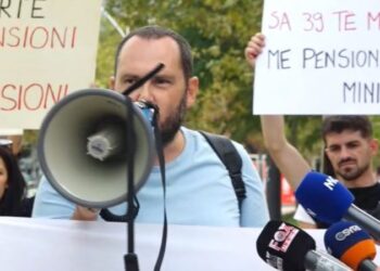 “Lëvizja Bashkë” protestë para Kuvendit: Miratoni minimumi jetik, është urgjencë