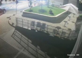 VIDEO/ “Të mbeta në dorë o Bekim“, pamjet e reja nga dhuna barbare: Polici lutej të ndalonin