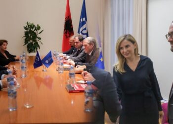 Berisha e Bardhi, takime të ndara me përfaqësuesit e KiE! Kreu i Foltores ‘padit’ SHBA për drejtësinë: Shqipëria, qendër e krimit…!