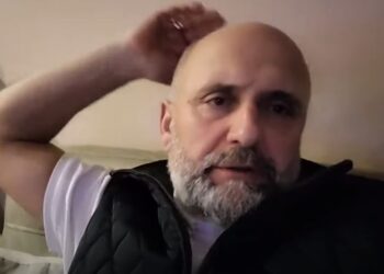 Parashikimi i njeriut që mori në qafë tifozët me skedina: Do na hedhin helm gjarpëri me avionë…