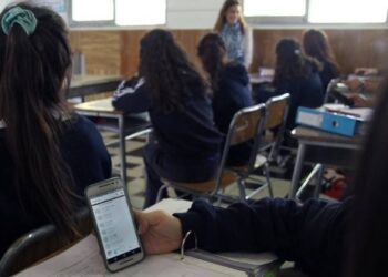 Ministria e Arsimit nxjerr udhëzimin: Ndalohen telefonat në shkolla, janë njoftuar prindërit…!