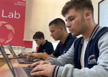 Aplikacioni për shkeljet rrugore/ Shpikja e 3 gjimnazistëve nga Shkodra, zgjidhet më e mira në rajon