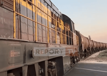 Treni që transporton naftë bruto pëson defekt në Vlorë, bllokohet hekurudha e rruga dytësore në zonën e Petroliferës
