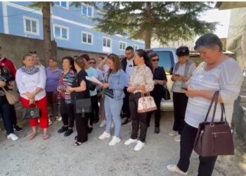 Punonjësit e fasonerisë në Progradec dalin në protestë: Ende s’kemi marrë pagën e gushtit