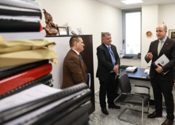 FOTOT/ Brenda ambienteve të SPAK, zyrat deri në tavan me dosje! Dumani njeh dhe të dërguarin e SHBA me ‘mbipopullimin’