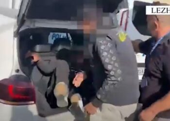 Mbushën bagazhin e makinës me emigrantë, arrestohen dy shoferët në Lezhë