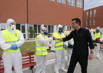 Veliaj i bashkohet ekipit të dezinfektimit në shkolla: Sigurojmë higjienë maksimale për nxënësit e Tiranës