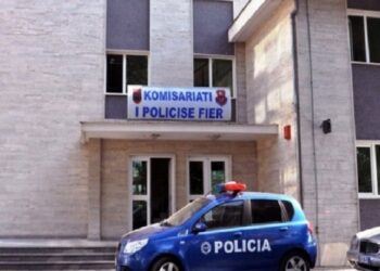 Qëlloi me shpullë nënën e nxënësit pasi i kërkoi të mos i dhunonte djalin, nën hetim mësuesja në Fier