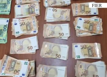 Vodhi 23 mijë euro në një banesë në Fier, arrestohet 48-vjeçari kurse e bija merret në hetim