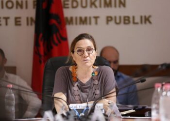 Deklaroi dorëheqjen nga Komisioni i Edukimit, Flutura Açka ndryshon mendje: Nuk më ka mbërritur ende ora për të ikur