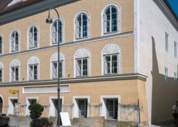 Realizohet dëshira e diktatorit/ Shtëpia e lindjes së Hitlerit kthehet në stacion policie, shpërthejnë polemikat